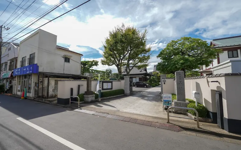 上妙寺慈恩堂の門前の道路(右から)