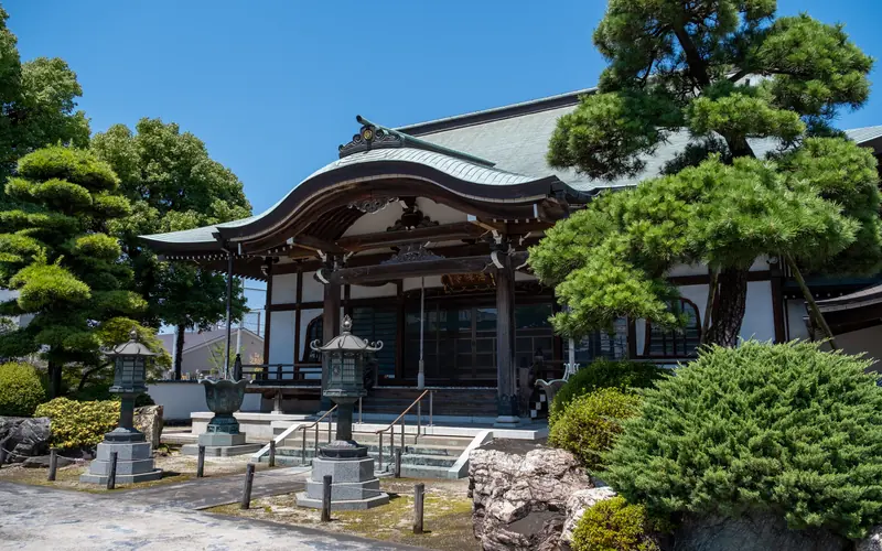 海禅寺の本堂(右手から)