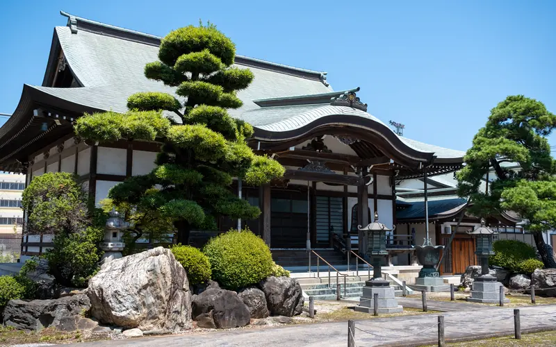 海禅寺の本堂(左手から)