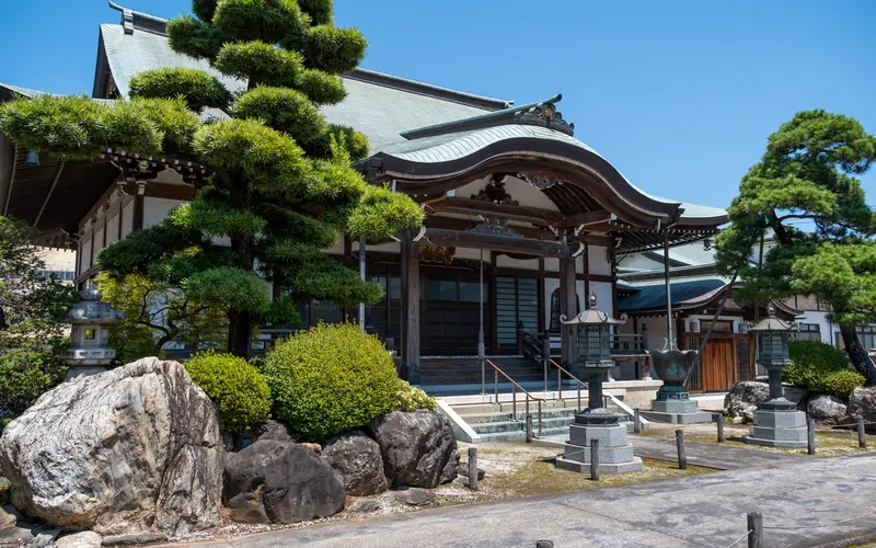 海禅寺の本堂と庭石