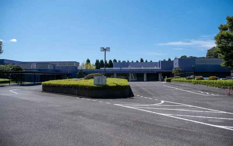 浦和斎場の建物の外観(植え込み越し)