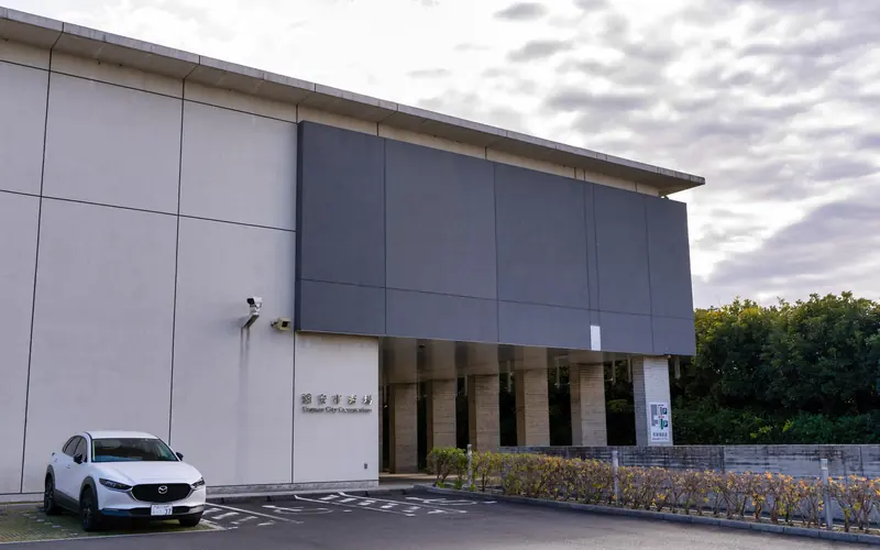 浦安市斎場の建物の外観(入口側から)