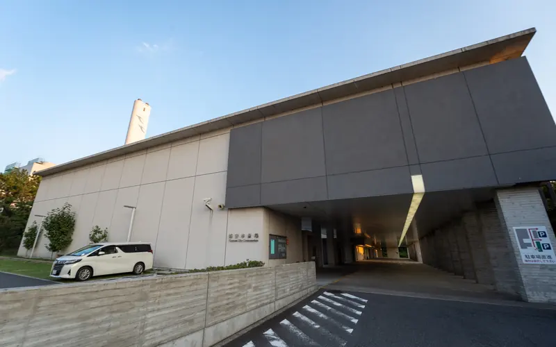 浦安市斎場の建物の外観(正面斜め)