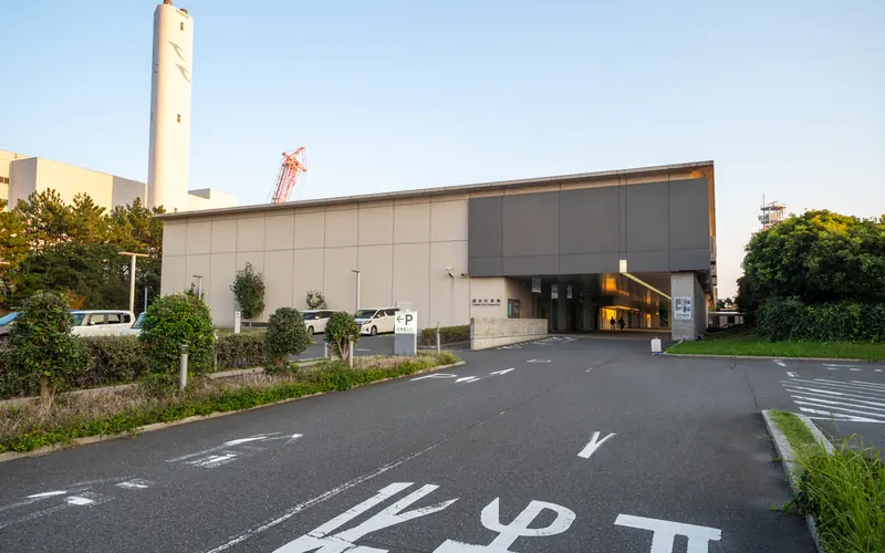 浦安市斎場の建物の外観(入口側)