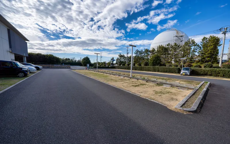 浦安市斎場の駐車場と敷地内道路
