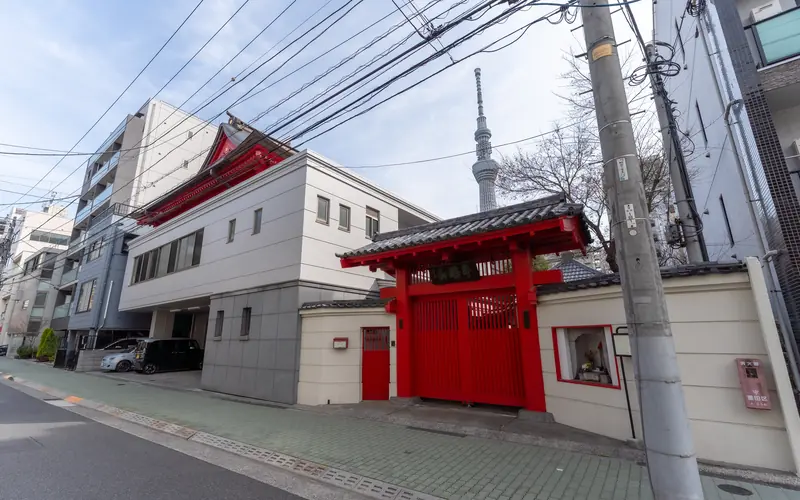 福厳寺の山門と建物の外観