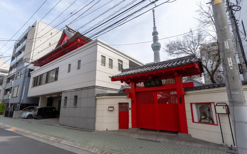 福厳寺の山門と建物(広角)