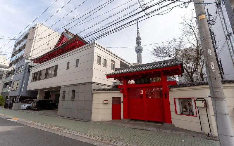 福厳寺の山門と建物(別角度)