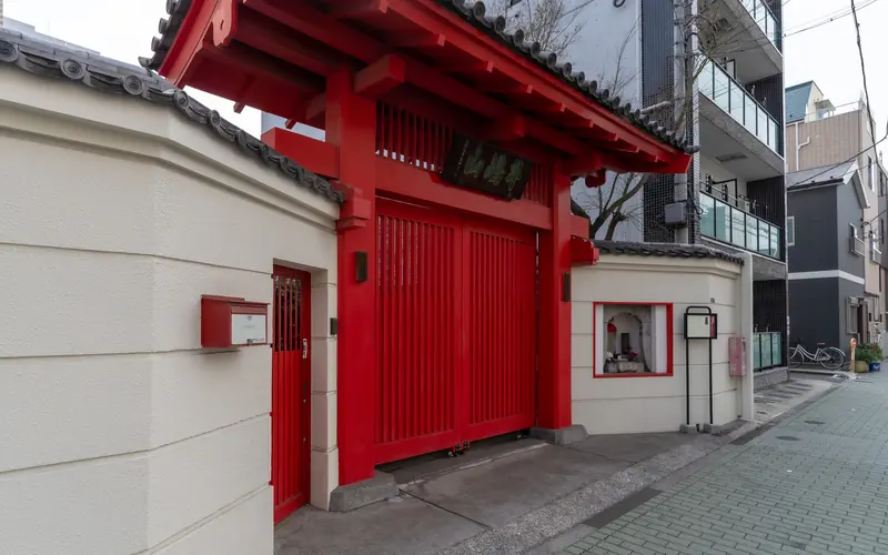 福厳寺の赤い山門(寄り)