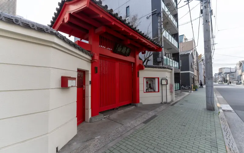 福厳寺の赤い山門（横から）