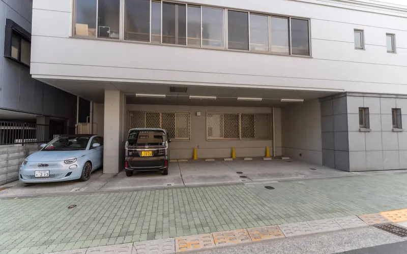 福厳寺の建物下の駐車スペース