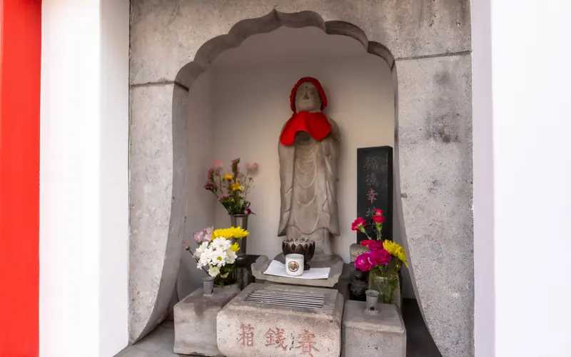 福厳寺の門脇の地蔵尊の祠