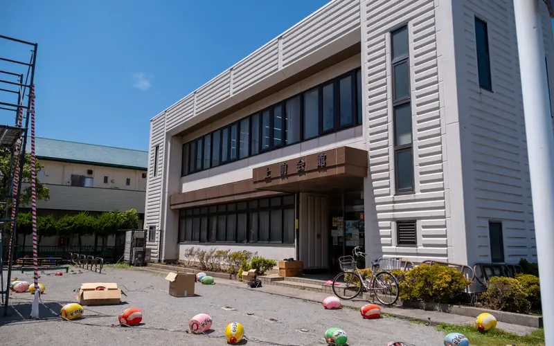上前会館の建物の外観(広場側から)