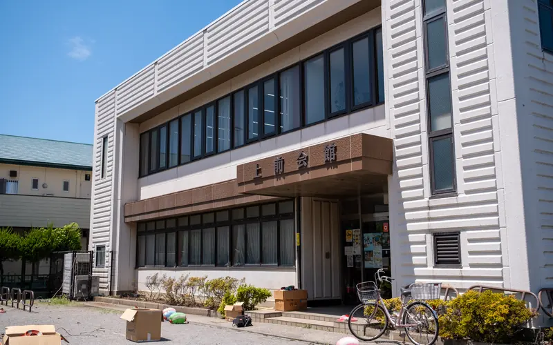 上前会館の建物の外観(入口側)