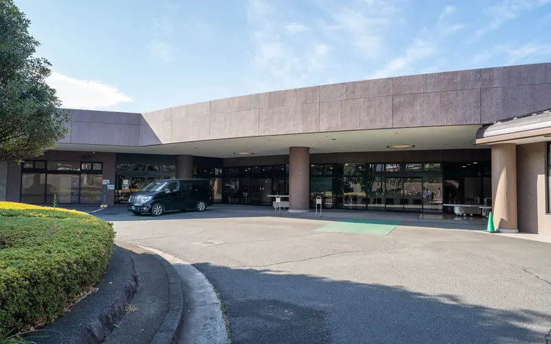 大和斎場の建物の外観（車寄せ）