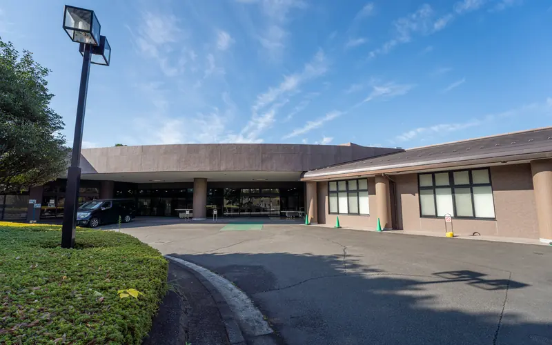 大和斎場の建物の外観（車寄せ側）
