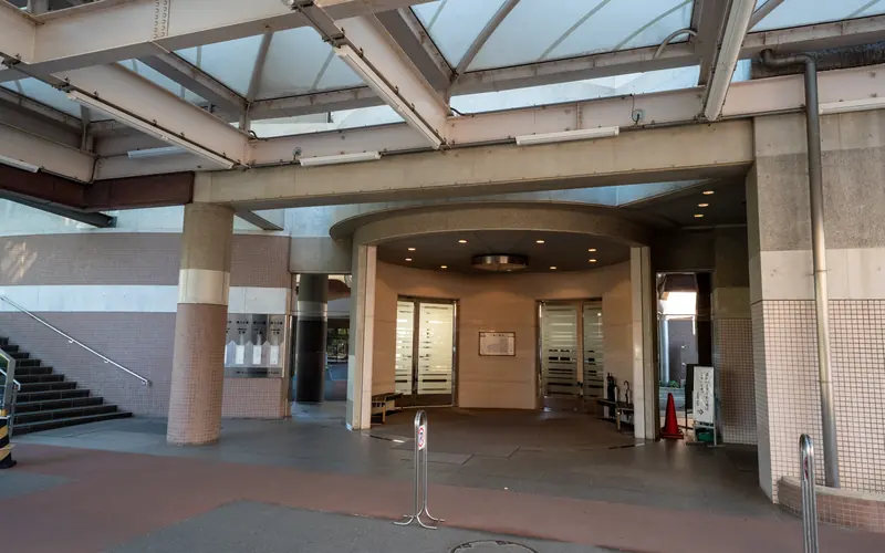 大和斎場の玄関ポーチ（左寄り）