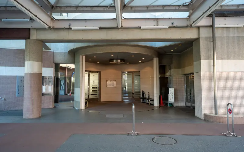 大和斎場の玄関ポーチ(引き)