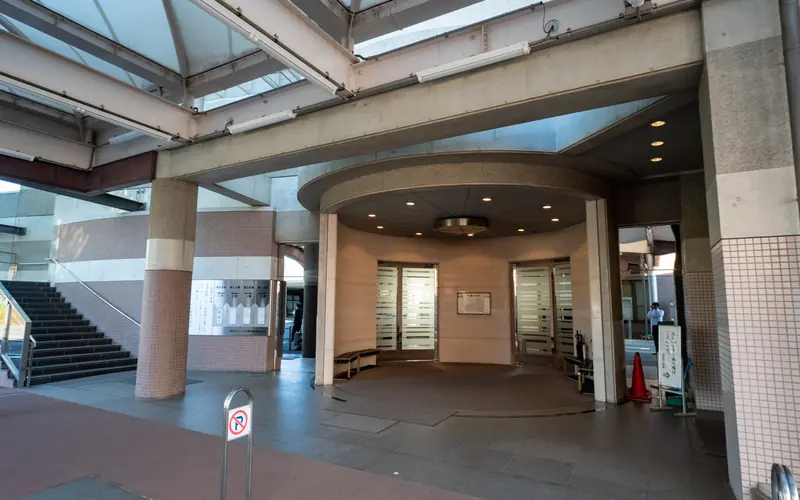 大和斎場の玄関ポーチ(正面)