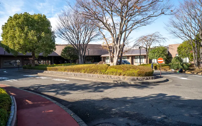 大和斎場の植栽のある敷地内通路
