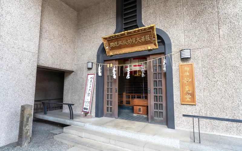 法性寺の妙見堂の入口(斜め)