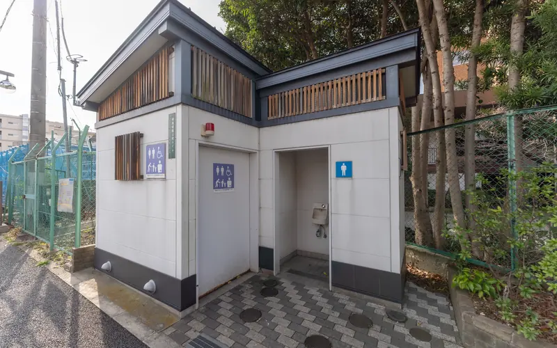 法性寺の屋外トイレ