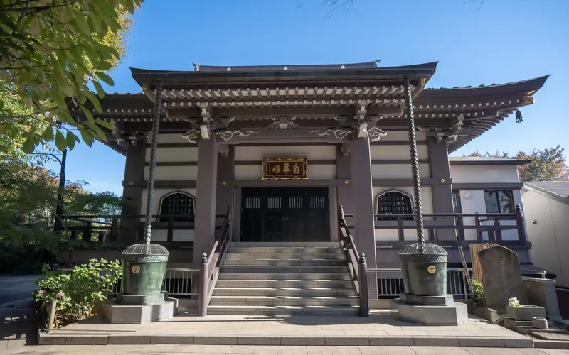 養源寺 白華会館の本堂の正面と階段