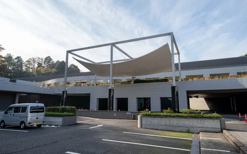 横浜市北部斎場の外観と駐車スペース