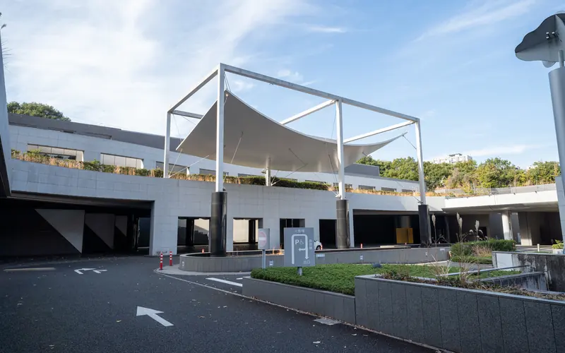 横浜市北部斎場の建物の外観（車寄せ）