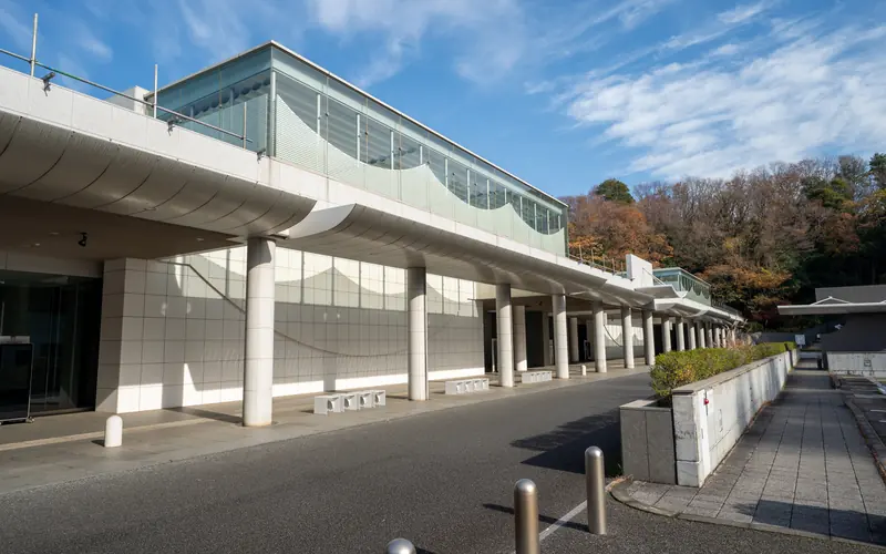 横浜市北部斎場の建物の外観（車寄せ側）