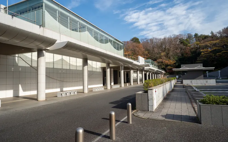 横浜市北部斎場の建物の外観(通路側)