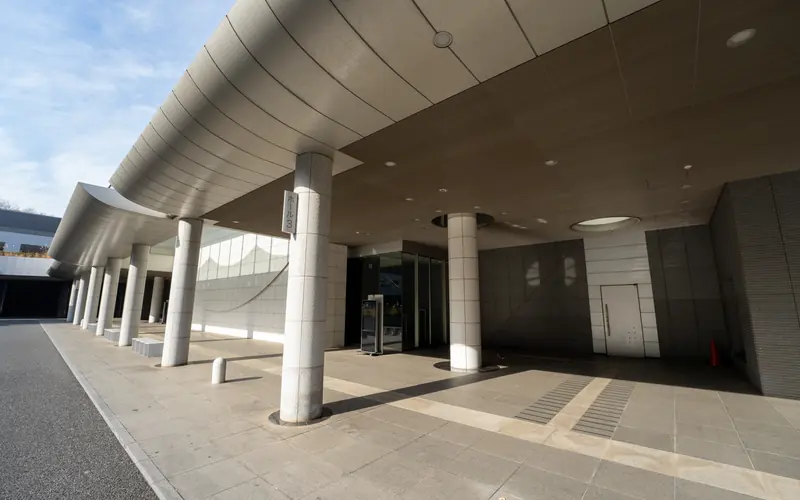 横浜市北部斎場の車寄せと入口前