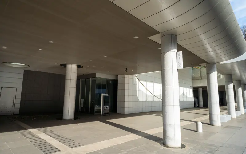 横浜市北部斎場の入口前の屋根付き通路
