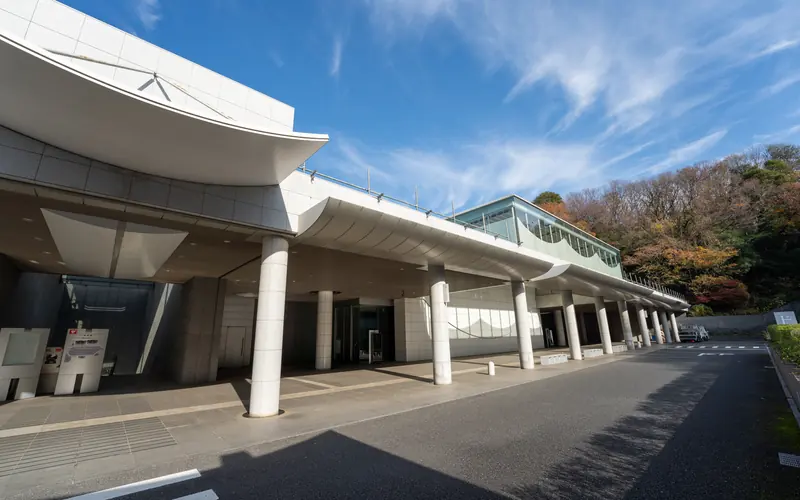 横浜市北部斎場の車寄せの全景(左側)