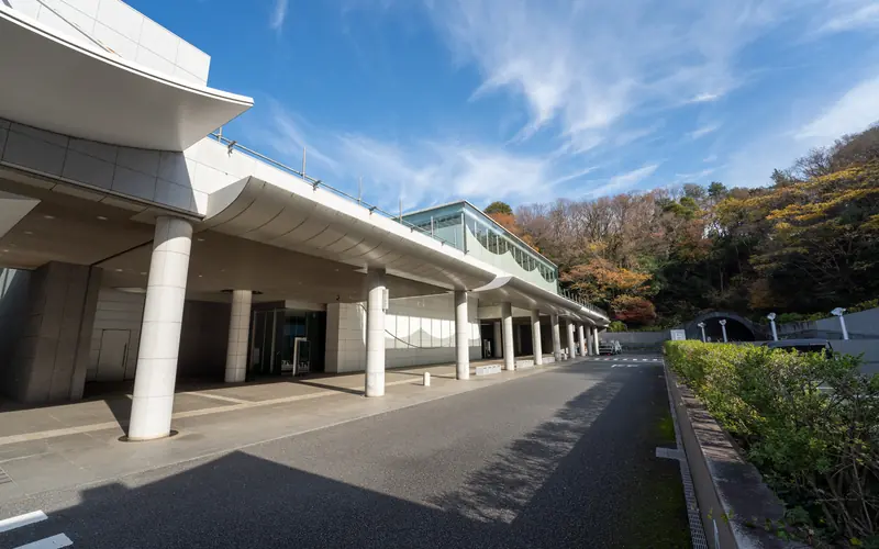 横浜市北部斎場の車寄せの全景(中央)