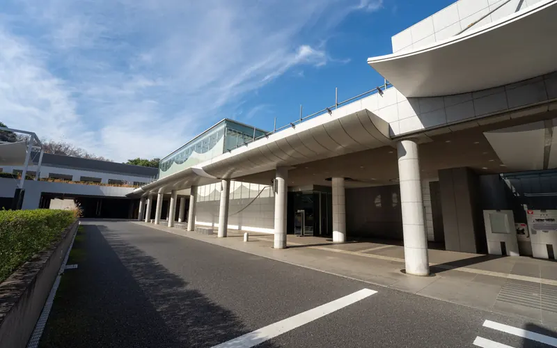 横浜市北部斎場の車寄せのひさし(手前から)