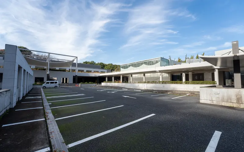 横浜市北部斎場の屋外駐車場（入口側）