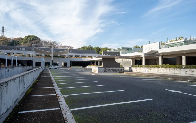 横浜市北部斎場の屋外駐車場（全景）