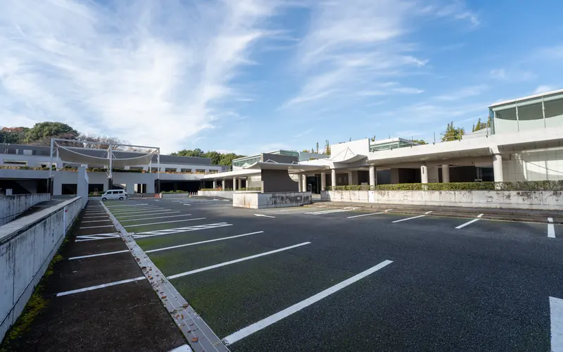 横浜市北部斎場の屋外駐車場(斜め)
