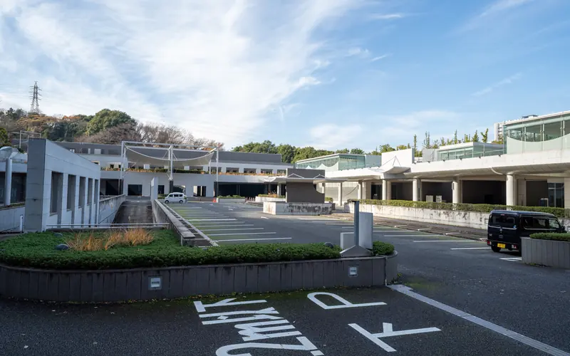 横浜市北部斎場の駐車場と植栽
