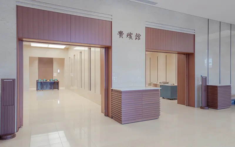 四ツ木斎場の貴賓館のホール入口
