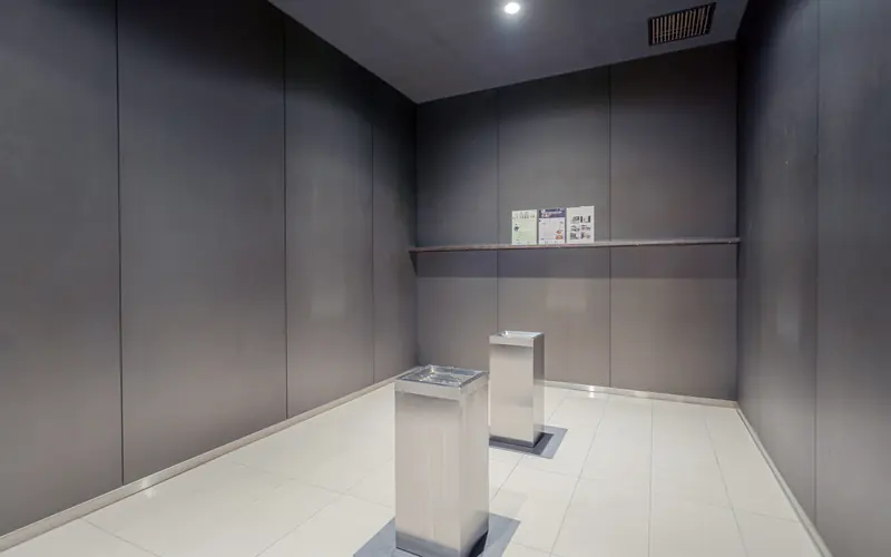 四ツ木斎場の喫煙所(灰皿2基)