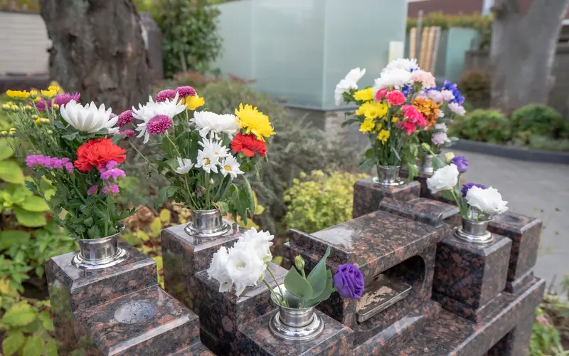 善応寺会館の供花のある墓所
