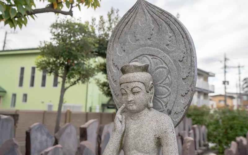 善応寺会館の境内の石仏