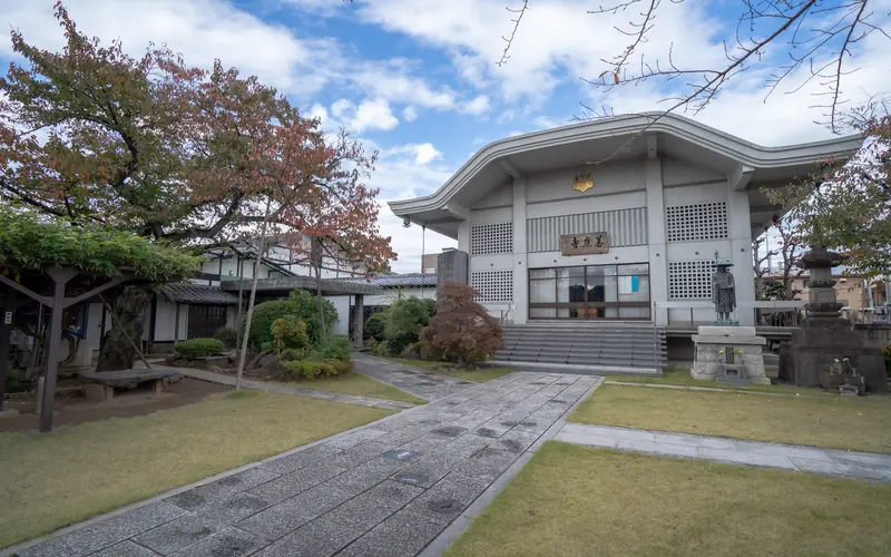善応寺会館の本堂(斜めから)
