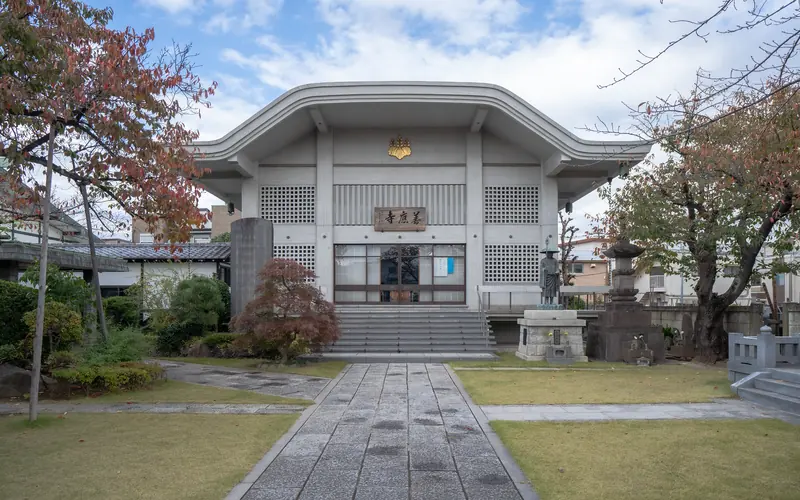 善応寺会館の本堂（正面から）