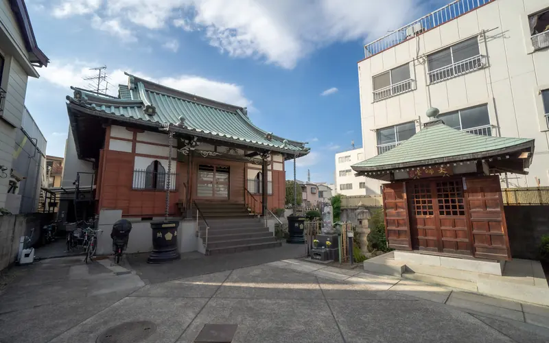 善福院密厳堂会館の本堂と境内(中間)
