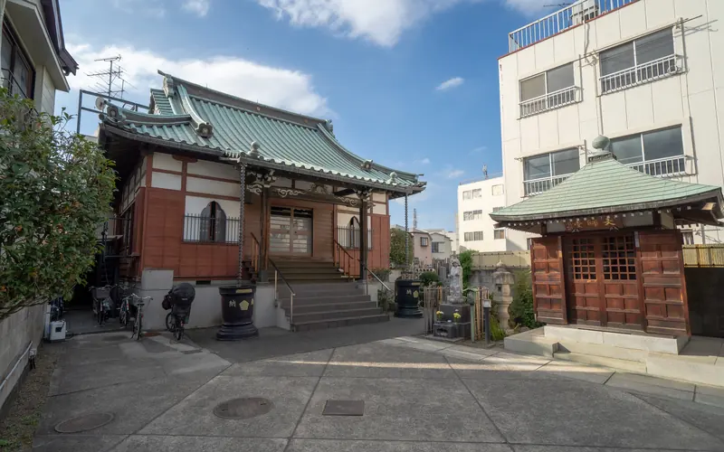 善福院密厳堂会館の本堂と境内(右手から)