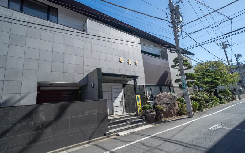 善慶寺ホール常照殿の建物の外観(玄関側)
