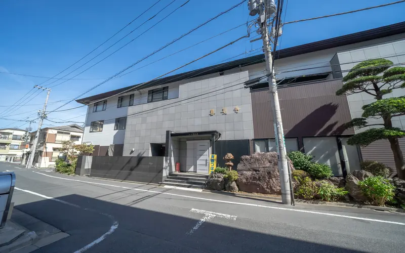 善慶寺ホール常照殿の建物の外観(道路側)